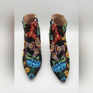 Stuart Weitzman Embroidered Vero Cuoio Ankle Boot. Size 6M